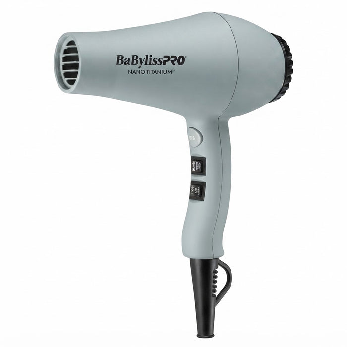 BABYLISS PRO NANO TITANIUM SECADORA PROFESIONAL Potencia y rendimiento para un secado rápido con acabado de salón.
